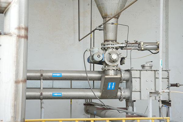 Tangki penyimpanan bahan baku